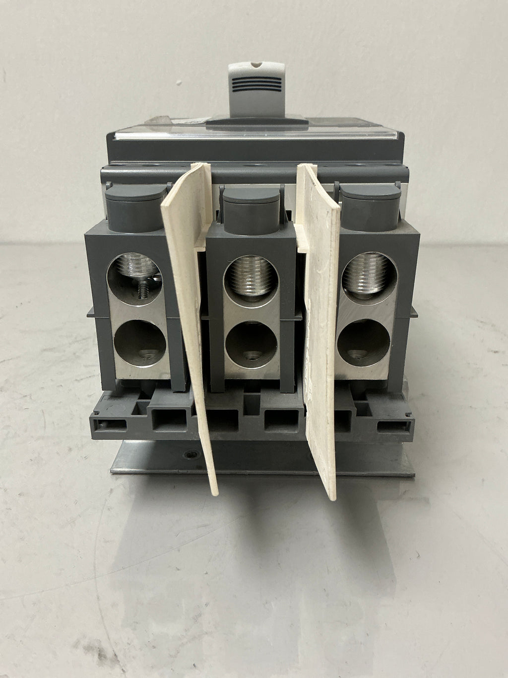 New ABB XT5NU340ABFF000XXX 3 Pole, 400 Amps, 600 Volts Circuit Breaker