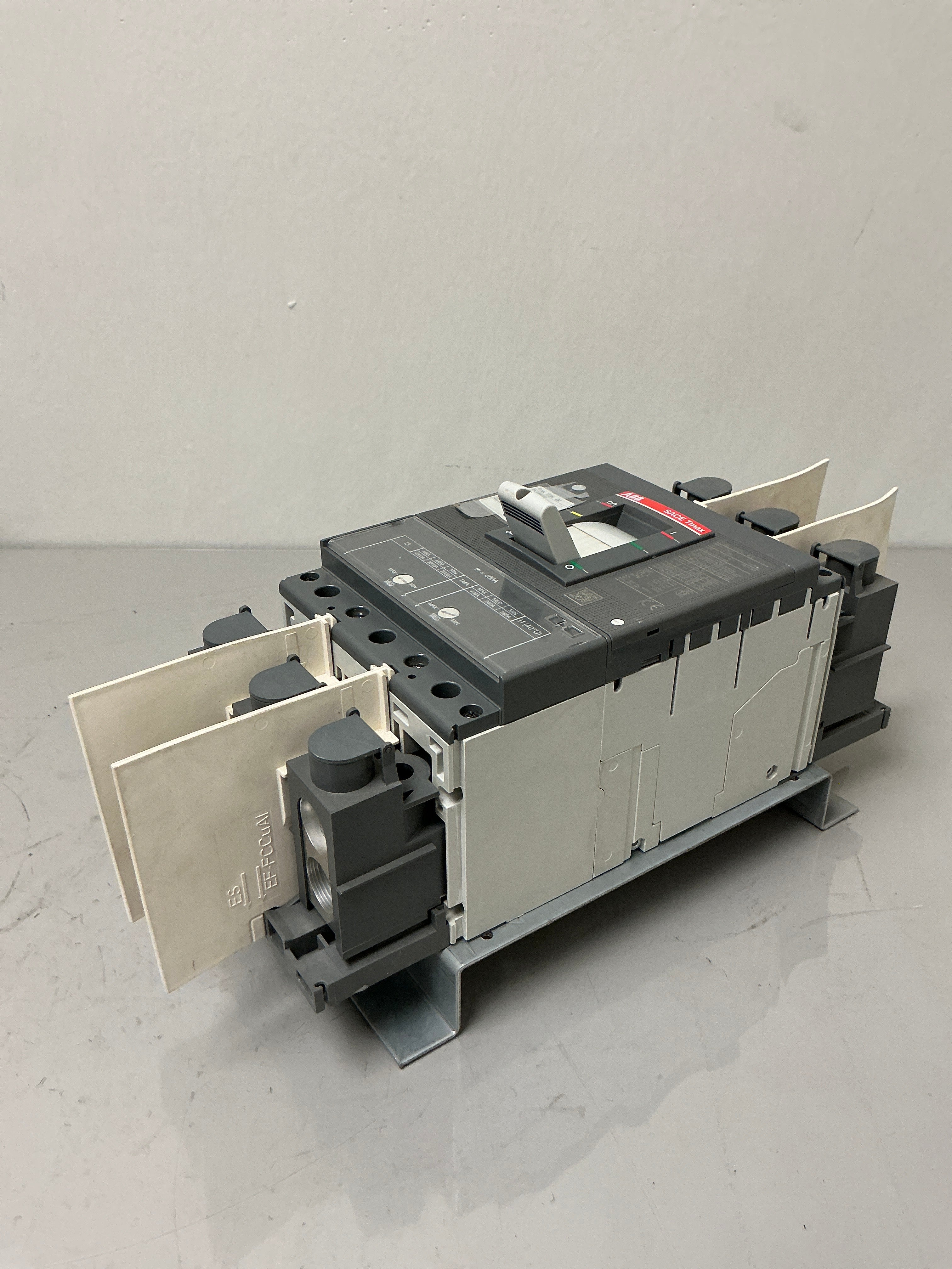 New ABB XT5NU340ABFF000XXX 3 Pole, 400 Amps, 600 Volts Circuit Breaker