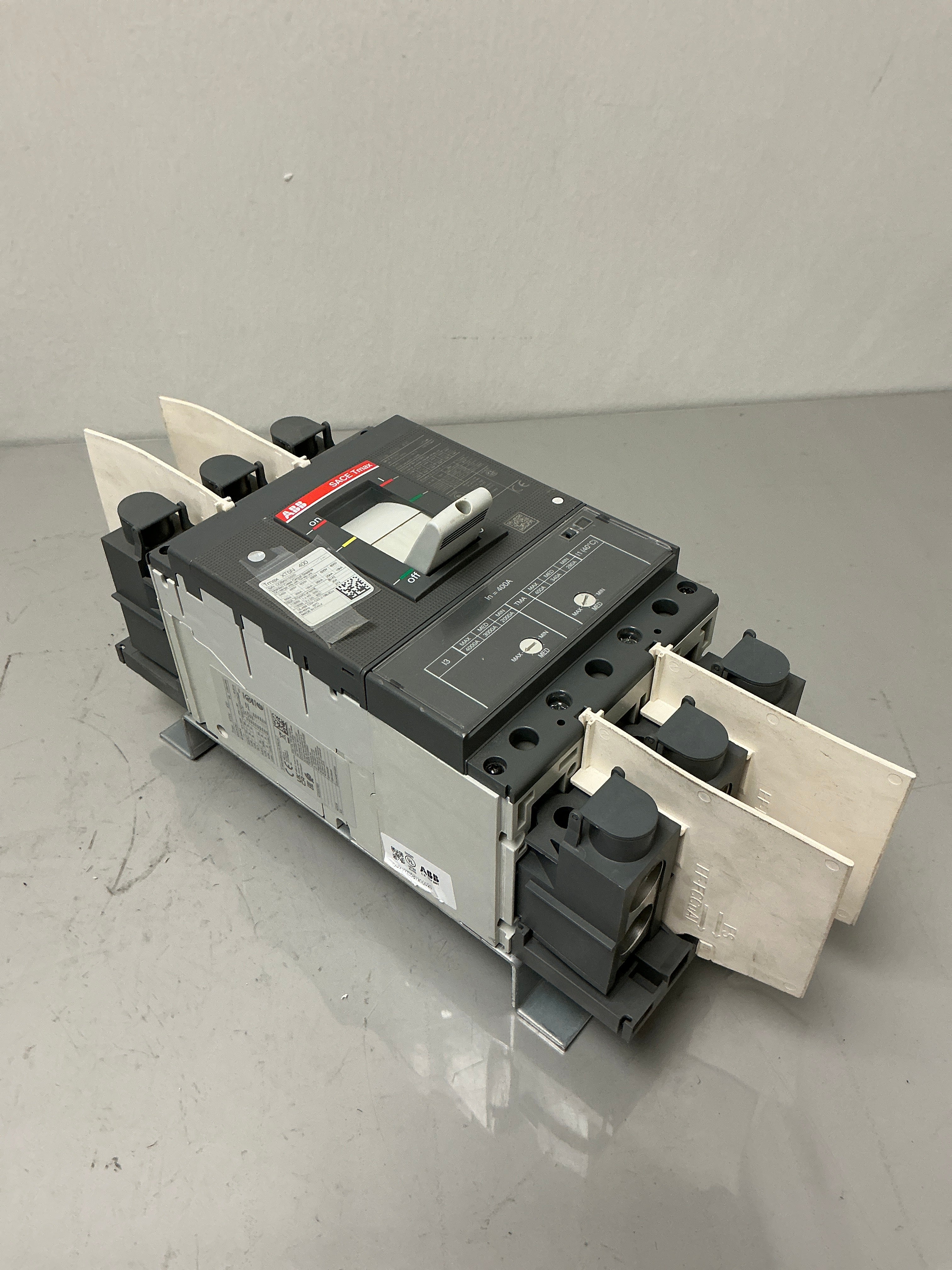 New ABB XT5NU340ABFF000XXX 3 Pole, 400 Amps, 600 Volts Circuit Breaker